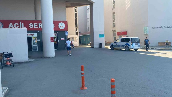"Dur" İhtarına Uymadı, Polis Memuruna Çarpıp Kaçtı