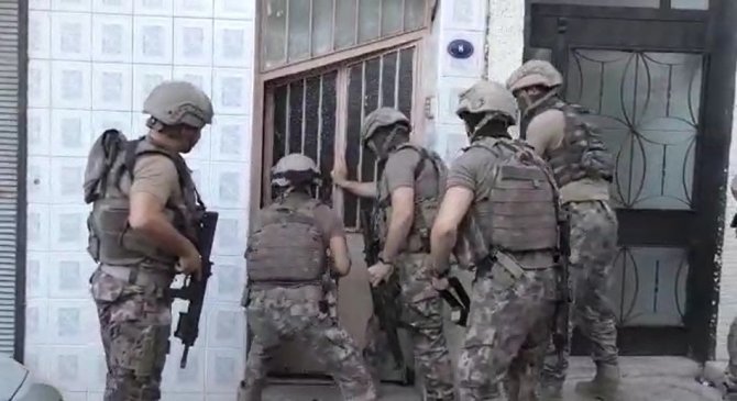 İ̇zmir Polisinden Film Sahnelerini Aratmayan Operasyon: 29 Torbacı Gözaltında