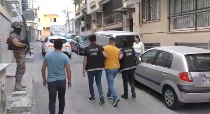 İ̇zmir Polisinden Film Sahnelerini Aratmayan Operasyon: 29 Torbacı Gözaltında