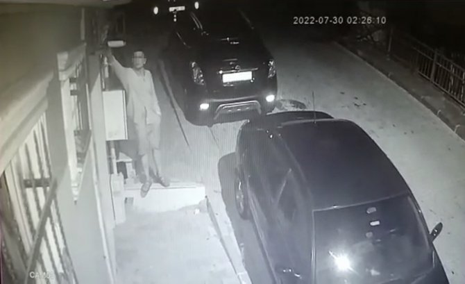 İ̇stanbul’da Bir Garip Hırsızlık: Apartmanın Tabelasını Çaldı