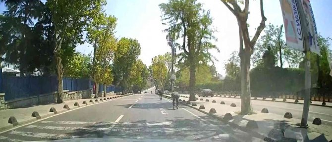 Kadıköy’de Patenli Gençlerin Yolda Tehlikeli Yolculuğu Kamerada