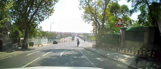 Kadıköy’de Patenli Gençlerin Yolda Tehlikeli Yolculuğu Kamerada