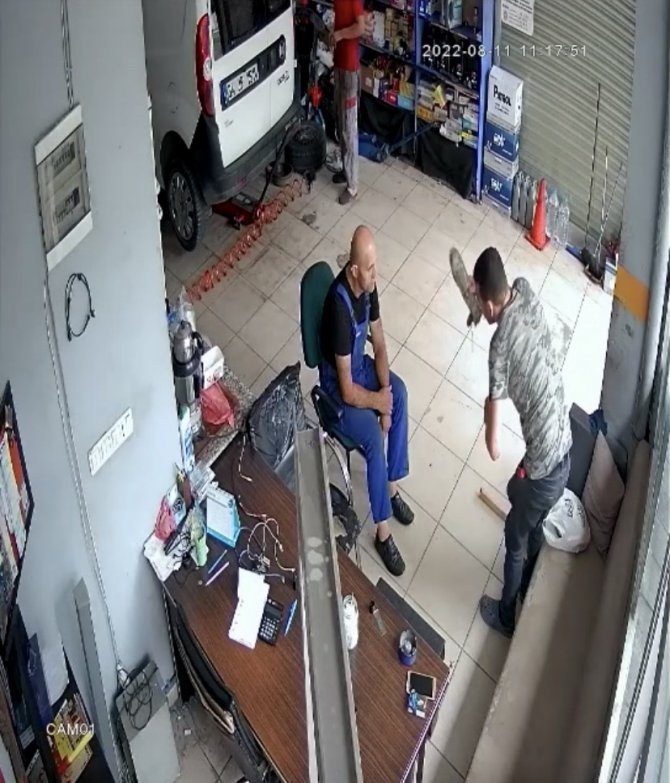 İ̇stanbul’da Kasatura Ve Sopalı Dehşet Kamerada: Ustaya Saldırıp Aküyü Çaldı