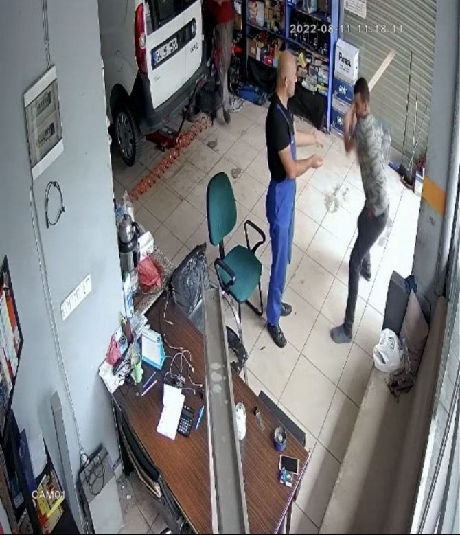 İ̇stanbul’da Kasatura Ve Sopalı Dehşet Kamerada: Ustaya Saldırıp Aküyü Çaldı