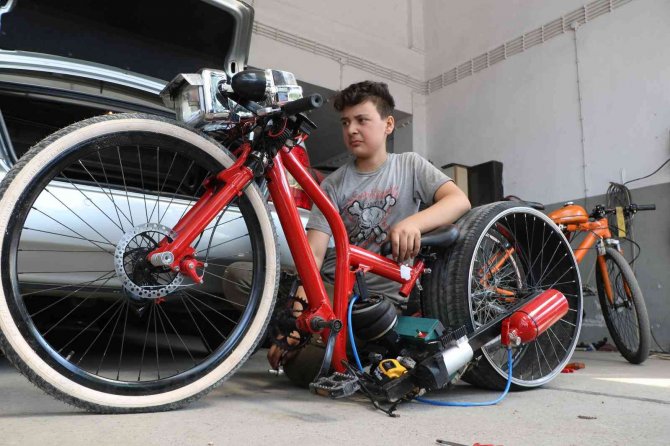 Lise Öğrencisinin Araba Lastiği Taktığı Bisiklet İlgi Görüyor