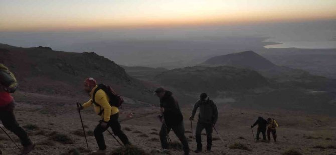 Karslı Dağcılar Süphan Dağı’na Tırmandı