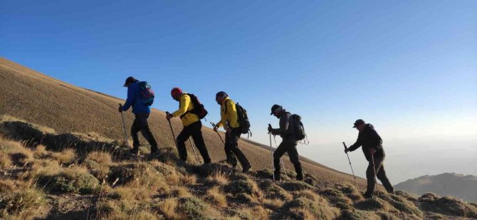 Karslı Dağcılar Süphan Dağı’na Tırmandı
