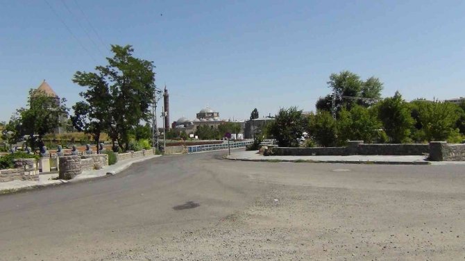 Kars’ta Termometreler 35’i Gördü, Caddeler Boş Kaldı