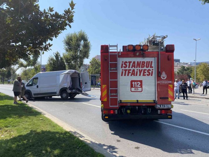 Kartal’da Hafriyat Kamyonu, Scooter Yüklü Panelvan Minibüse Çarptı