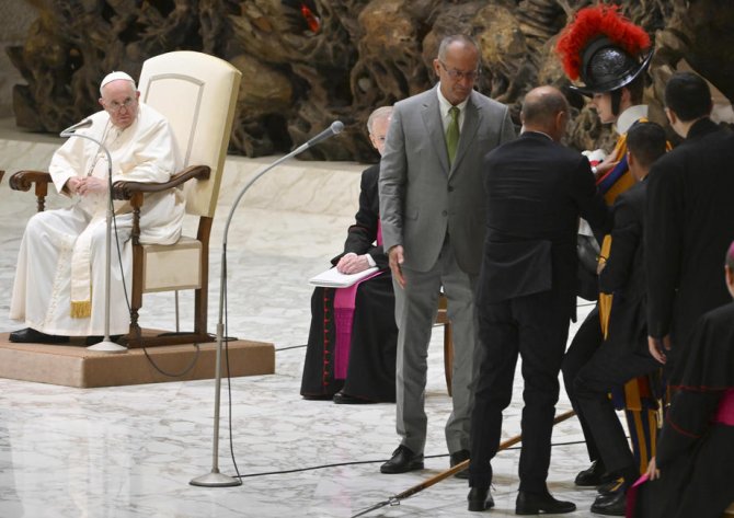 Papa Francis’i Korumakla Görevli İ̇sviçreli Muhafız Bayıldı