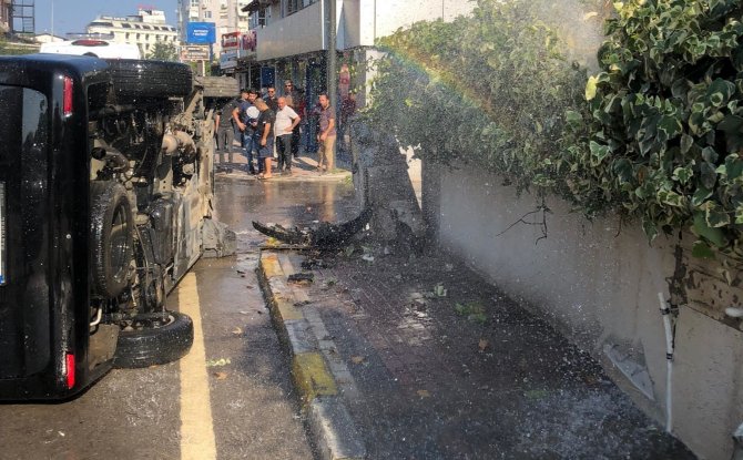 Otomobil İle Çarpışan Hafif Ticari Araç Devrildi: 1 Yaralı