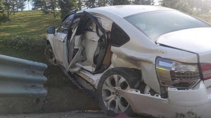 Otomobil Kaygan Zeminde Yoldan Çıktı: 3 Yaralı