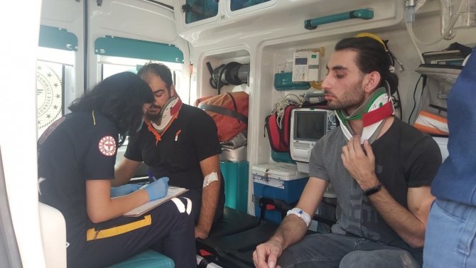 Otomobil Kaygan Zeminde Yoldan Çıktı: 3 Yaralı