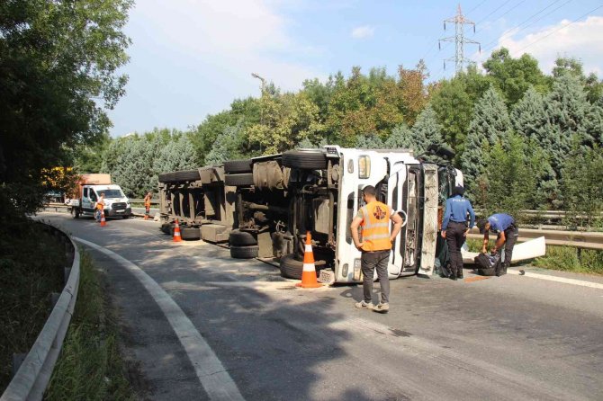 Tem Bağlantı Yolunda Tır Devrildi: 1 Yaralı