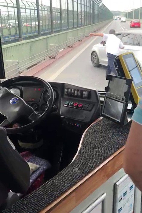 Haliç Köprüsü’nde Yol Verme Kavgası Kamerada: Silahlı Sürücü Polisten Kaçamadı