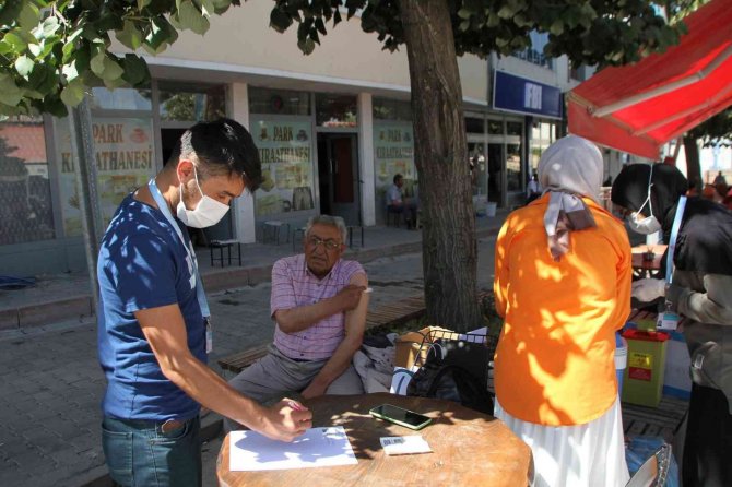 Malazgirt’te Sağlıkçılar Kahvehaneleri Gezerek Aşı Yaptı