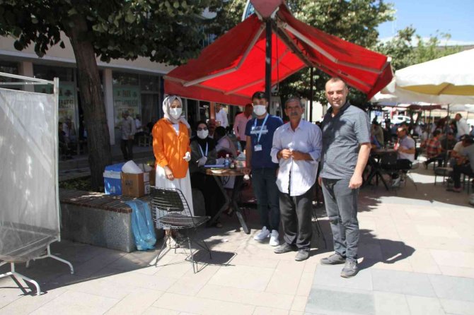 Malazgirt’te Sağlıkçılar Kahvehaneleri Gezerek Aşı Yaptı