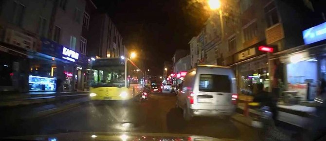 Ataşehir’de Zikzaklar Çizen Moto Kuryenin Tehlikeli Yolculuğu Kamerada