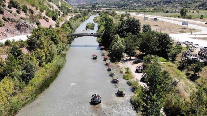 Bunaltan Sıcaklarda Suyun İçinde Yemek Keyfi