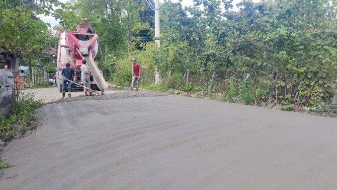 Ünye’de Beton Yol Çalışmaları Sürüyor