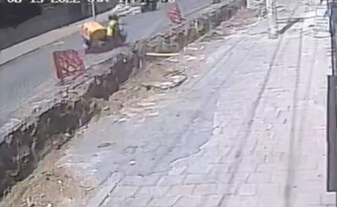 Şeride Takılan Kurye Kazılan Kanala Düştü
