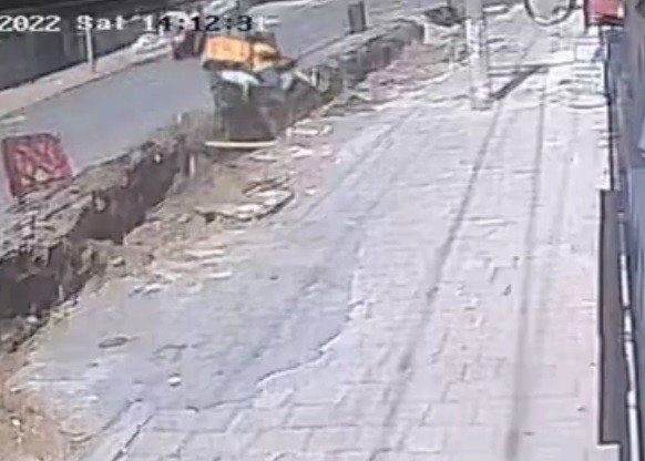 Şeride Takılan Kurye Kazılan Kanala Düştü