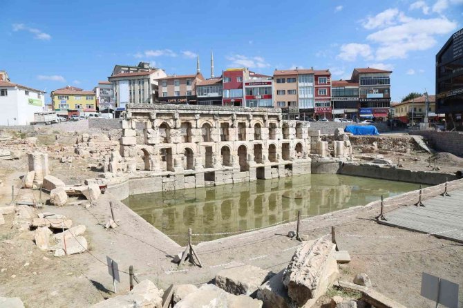 Tarihi Roma Hamamı’nda Çevre Düzenlemesi Sürüyor