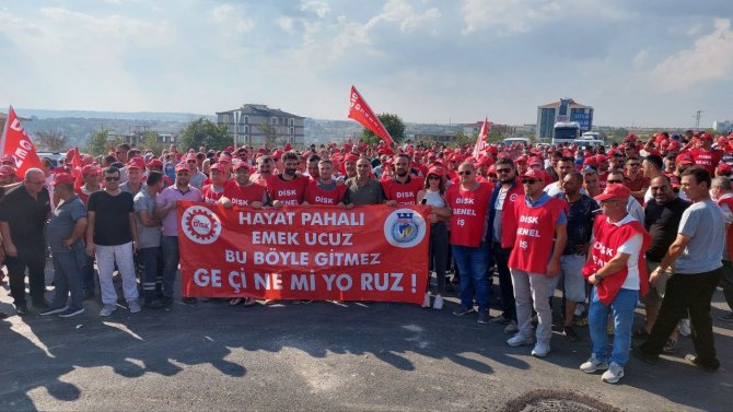 Tekirdağ’da Maaşını Az Bulan Yüzlerce İşçi Belediyeye Yürüdü