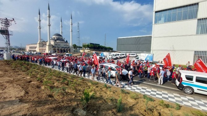 Tekirdağ’da Maaşını Az Bulan Yüzlerce İşçi Belediyeye Yürüdü