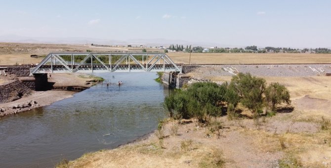 Kars’ta Termometreler 35’i Gördü, Caddeler Boş Kaldı