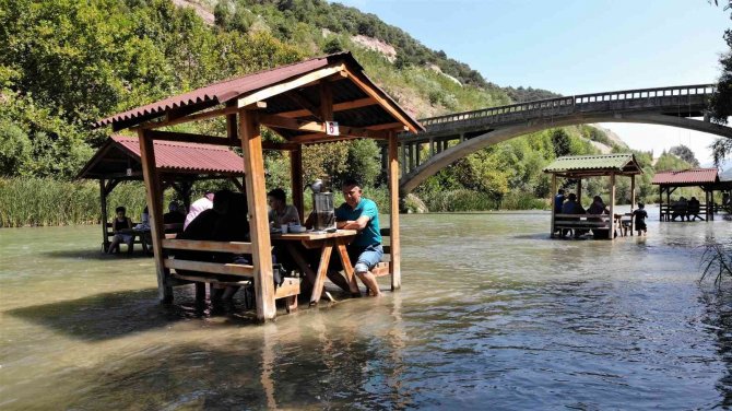 Bunaltan Sıcaklarda Suyun İçinde Yemek Keyfi