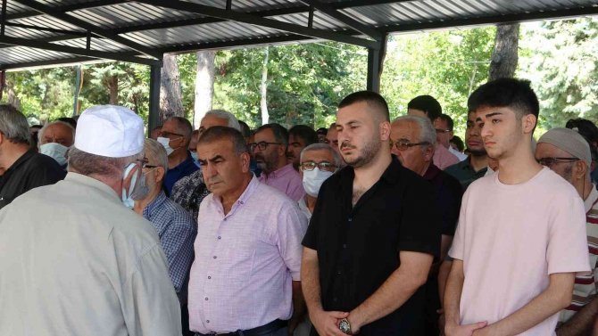 Doğa Yürüyüşünde Hayatını Kaybeden Müdür Yardımcısı Toprağa Verildi