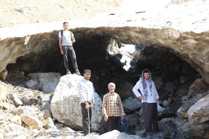 Sason’da 600 Metre Uzunluğundaki Kar Tüneli Görenleri Şaşırtıyor