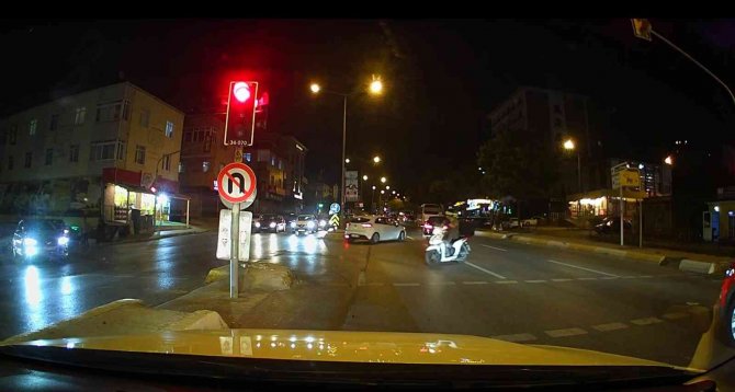 Ataşehir’de Zikzaklar Çizen Moto Kuryenin Tehlikeli Yolculuğu Kamerada