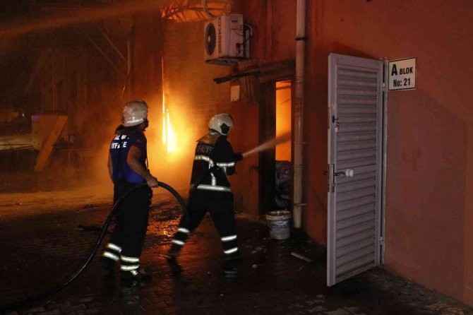 Motosiklet Ve Bisiklet Yedek Parça Deposunda Yangın: 2 Yaralı