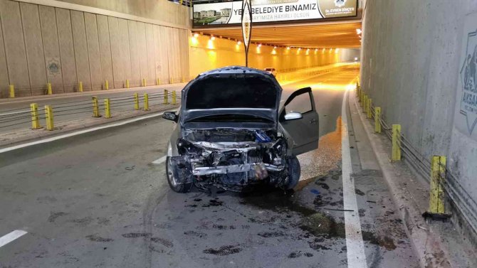 Kontrolden Çıkan Otomobil Demir Bariyerlere Çarptı