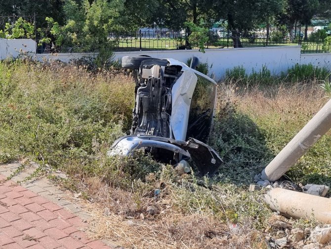 Virajı Alamayan Otomobil Elektrik Direğini Yerinden Söktü
