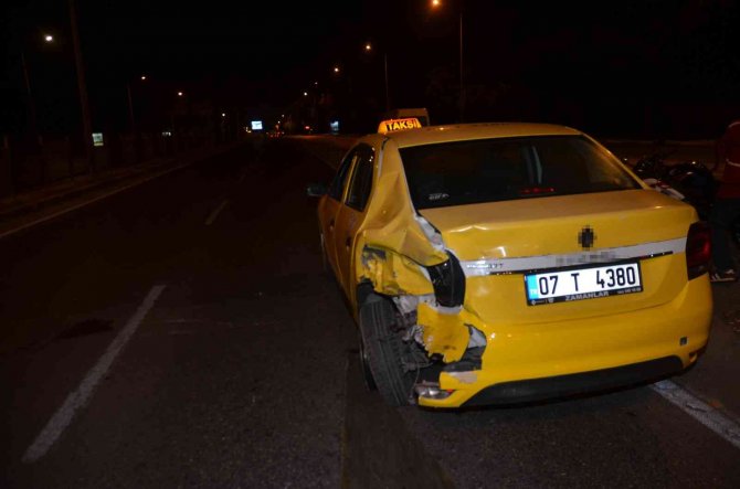 Antalya’da Otomobile Arkadan Çarpan Motosiklet Sürücüsü Yaralandı