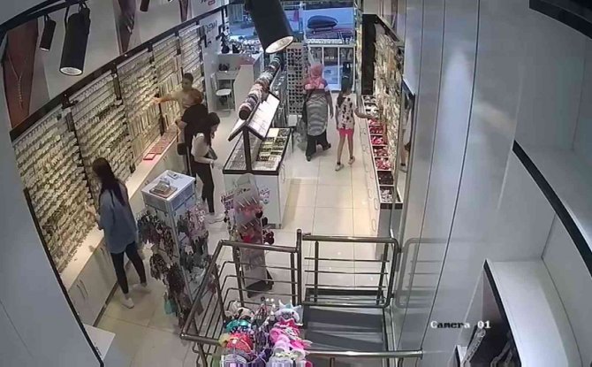 Arnavutköy’de Küçük Çocuğun Alet Edildiği Hırsızlık Güvenlik Kamerasına Yansıdı