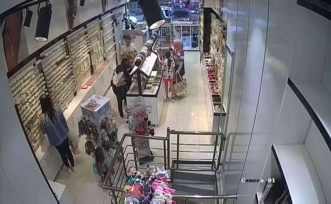 Arnavutköy’de Küçük Çocuğun Alet Edildiği Hırsızlık Güvenlik Kamerasına Yansıdı
