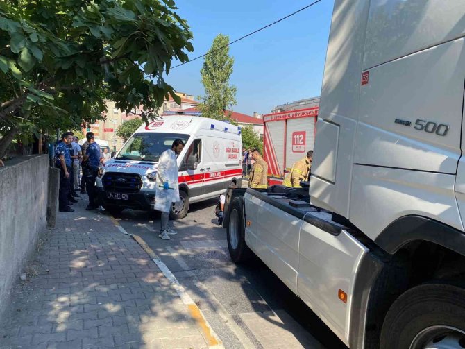 Ataşehir’de Feci Kaza: Tırın Altında 100 Metre Sürüklenen Yaşlı Kadın Hayatını Kaybetti