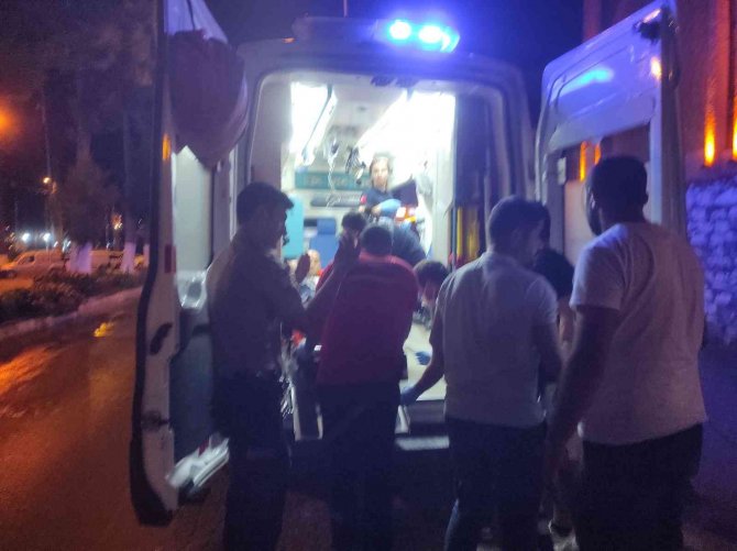 Yoldan Geçerken Ayırmak İstediği Kavgada Bacağından Vuruldu