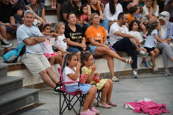 Kadıköy’de “Mahallemde Çocuk Tiyatrosu” Devam Ediyor