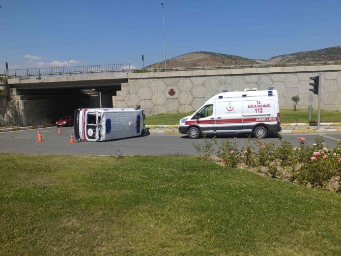Hasta Almaya Giden Ambulans Kaza Yaptı, Sürücüsü Yaralandı