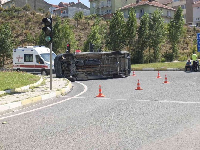 Hasta Almaya Giden Ambulans Kaza Yaptı, Sürücüsü Yaralandı