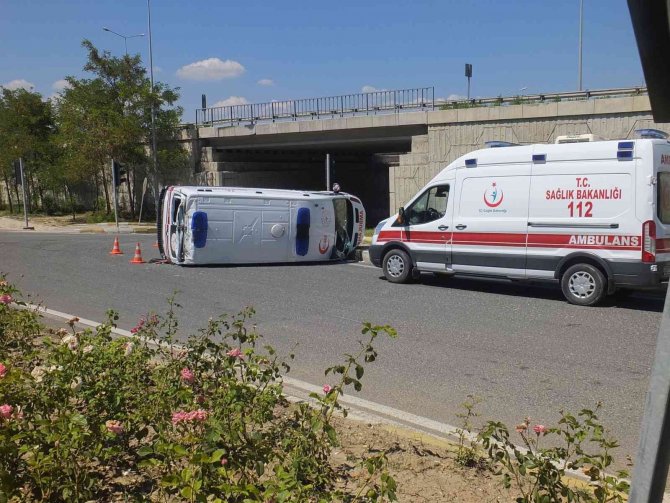 Hasta Almaya Giden Ambulans Kaza Yaptı, Sürücüsü Yaralandı