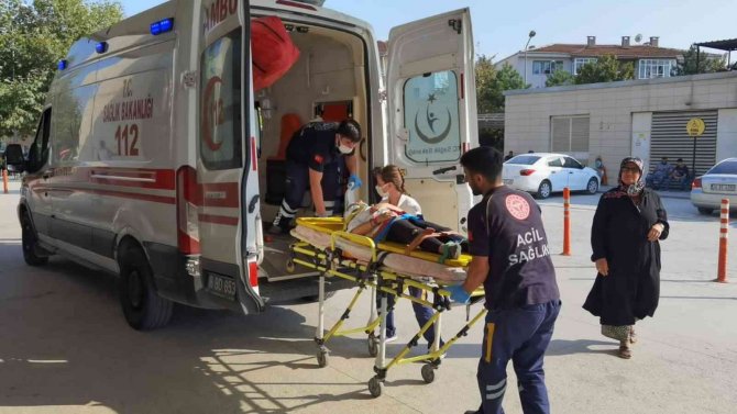 Devrilen Demir Kapının Altında Kalan Çocuk Yaralandı