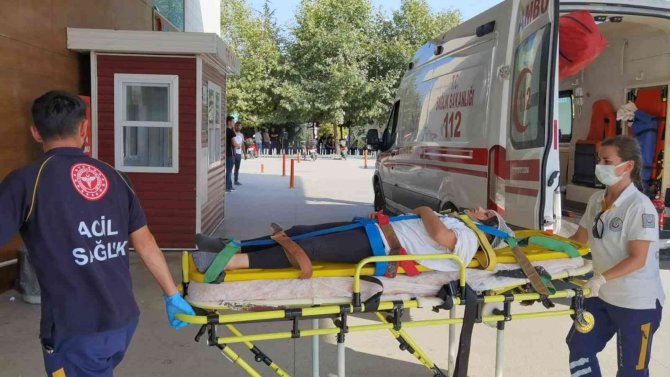 Devrilen Demir Kapının Altında Kalan Çocuk Yaralandı