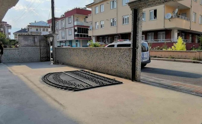 Devrilen Demir Kapının Altında Kalan Çocuk Yaralandı