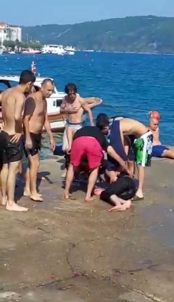 Denizde Boğulma Tehlikesi Geçiren Kişiyi Vatandaşlar Kurtardı